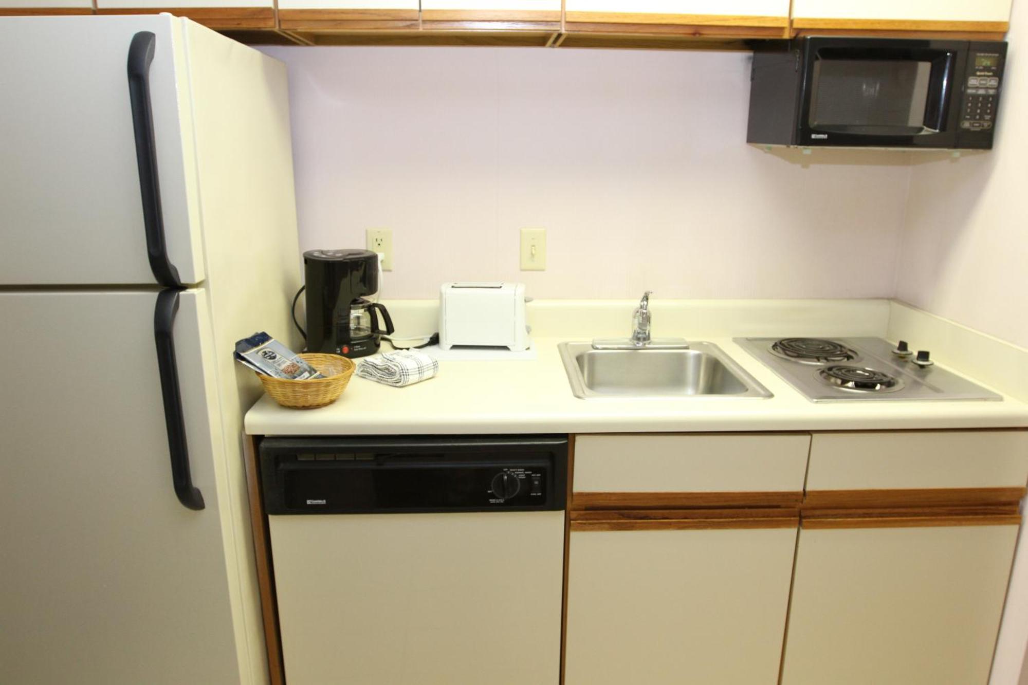 Queen Room with Kitchenette – South Building, Non-View,1037625091:JPEG